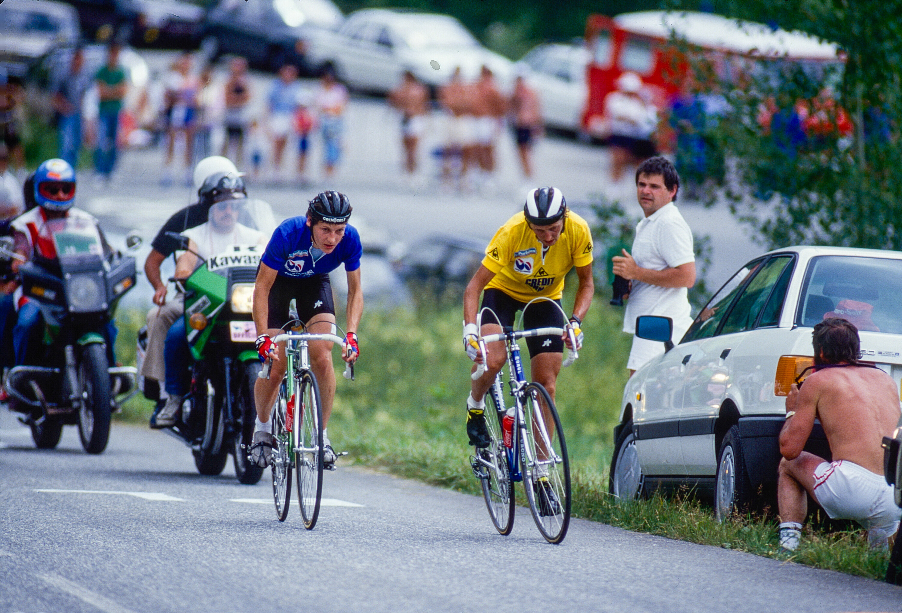 The two cyclists, Longo and Canins, are battling for the lead during a stage of the Tour de France F&eacute;minin.The two cyclists, Longo and Canins, are battling for the lead during a stage of the Tour de France F&eacute;minin.